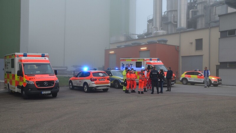 Feuerwehreinsatz am Dienstag in der Stärkefabrik in Sünching im Landkreis Regensburg. Dort war es zuvor zu einer chemischen Reaktion gekommen.