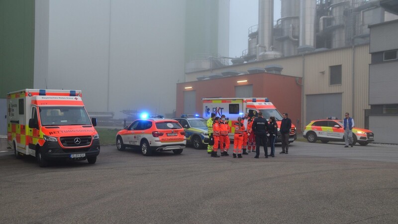 Feuerwehreinsatz am Dienstag in der Stärkefabrik in Sünching im Landkreis Regensburg. Dort war es zuvor zu einer chemischen Reaktion gekommen.