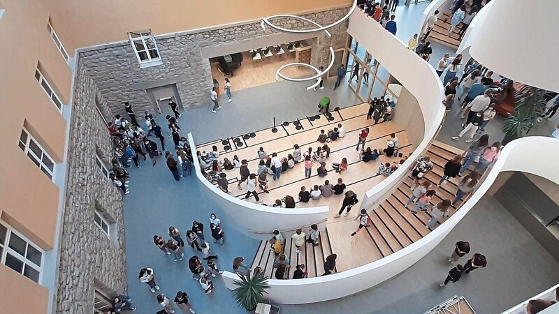 Der Hingucker schlechthin im neuen Schulgebäude ist die große Treppe.
