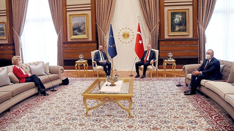 Die Sitzordnung beim Treffen des türkischen Präsidenten Recep Tayyip Erdogan und den EU-Spitzen sorgt für Irritation. Im Präsidentenpalast war für EU-Ratspräsident Charles Michel ein großer Stuhl neben dem Staatschef reserviert. EU-Kommissionspräsidentin Ursula von der Leyen bekam hingegen einen Platz auf einem Sofa in einiger Entfernung zugewiesen. Dort saß sie dem türkischen Außenminister Mevlüt Cavusoglu gegenüber.