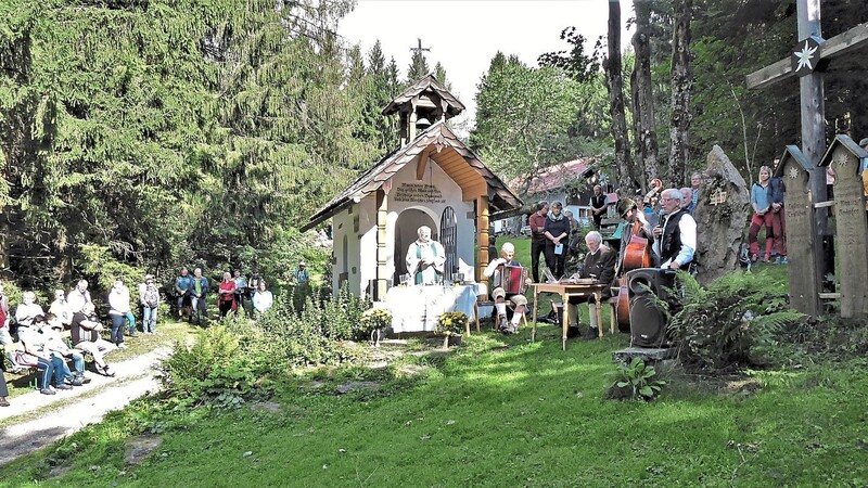 Der Alpenvereinsvorsitzende Jürgen Fröbus (r.) begrüßte die Anwesenden bei der Bergmesse an der Hochwaldkapelle, mit dem Instrumentaltrio der Greisinger Sänger und Pfarrer Ludwig Klarl aus Hengersberg.