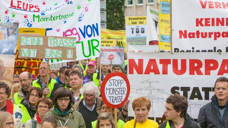 Die geplanten neuen großen Strom-Verteilungs-Achsen durch Deutschland rufen vielerorts Demonstranten auf den Plan, die eine sinnlose Zerstörung der Natur durch die Großprojekte befürchten.