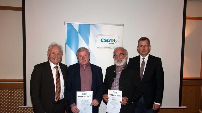 Erwin Huber und Helmut Steininger gratulierten Xaver Hagn und Josef Harrer zur Ehrung für 30-jährige Mitgliedschaft in der CSU.