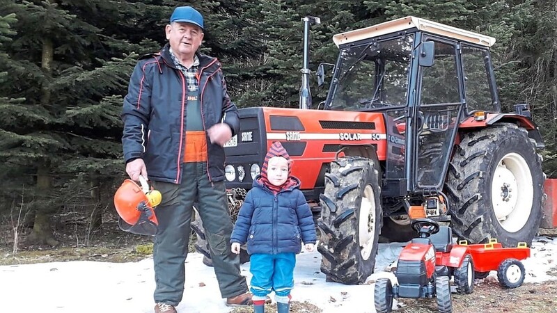 Zwei echte Waldarbeiter: Hans Babl mit seinem Enkel Bernhard