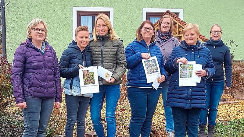 Elke Auburger, Evi Simeth und Familie Zellner sind die Preisträger des Fotowettbewerbs dasRegentalblüht vom OGV Walderbach. Mit ihren Gewinnen erhielten sie vom OGV-Team auch die ersten Exemplare des druckfrischen Fotokalenders, der ab sofort erhältlich ist.