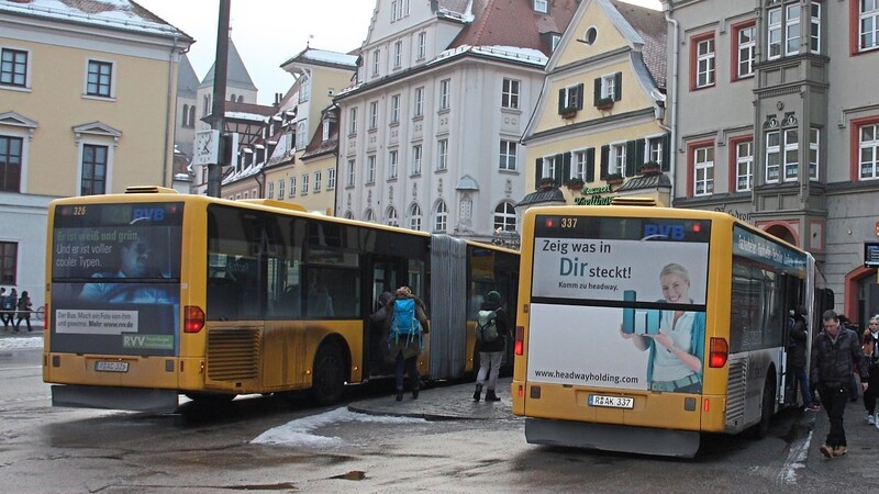 Busse am Regensburger Arnulfsplatz