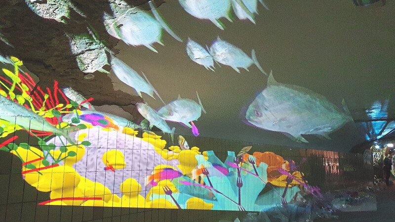 Die Ausstellung "Enter the Plastocene" von Tamiko Thiel fand im Art Lab, der ehemaligen Bahnhofsunterführung statt. Der Besucher fand sich in einer farbenfrohen Unterwasserwelt wieder. Die Künstlerin zeigt aber auch die Zerstörung der Meereswelt durch Plastikmüll.