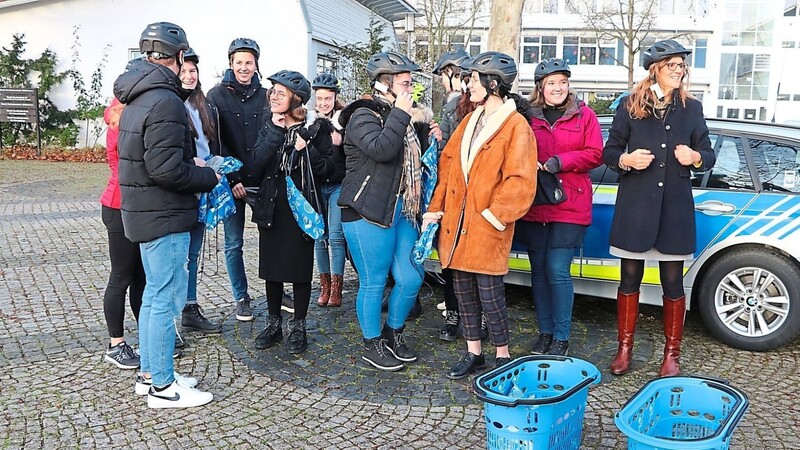 Die Schüler probieren ihre neuen Helme an. Auch Lehrerin Ursula Sagstetter (rechts) hat einen bekommen.