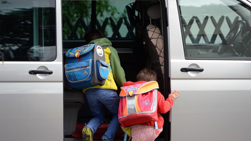 Einige Eltern fahren ihre Kinder am liebsten bis vor die Schultür - das stößt bei Lehrern nur auf wenig Gegenliebe. (Symbolbild)