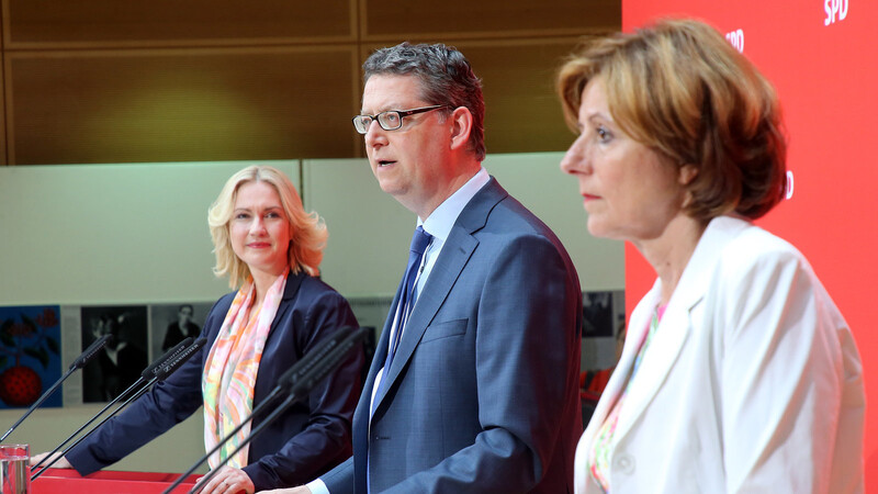 Die Interims-SPD-Vorsitzenden Manuela Schwesig (v.l.), Thorsten Schäfer-Gümbel und Malu Dreyer erklären das Procedere, mit dem die Partei ihre neue Spitze bestimmen will.
