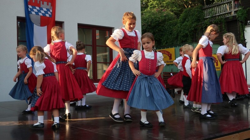 Auch die Kindertanzgruppe des Trachtenvereins tanzt auf.
