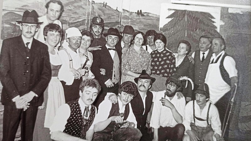 Elfriede Späth (stehend 4. v. re.) und Helga Mühlbauer (stehend 6. v. re.) gehörten lange Zeit der Theatergruppe der "Regentaler" an. Hier im großen Ensemble des legendären Kassenschlagers von 1981 "Die Wallfahrt nach Weißenregen".