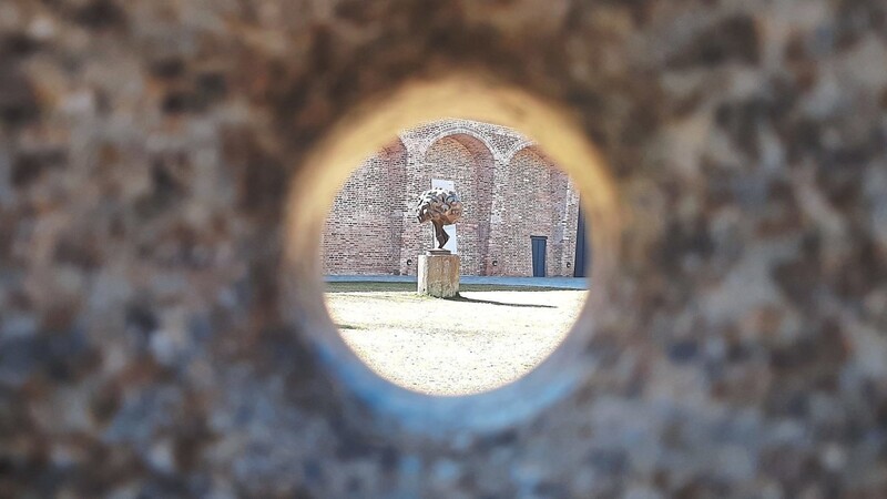 Volle Konzentration auf Koenig: Im Koenigmuseum (hier durch die Koenig-Skulpur "Durchstich" in den Blick genommen) und in der Heiliggeistkirche ist seit 19. Mai wieder die Ausstellung "Koenig²" zu sehen.