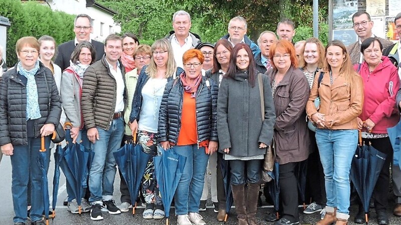Die Jubiläums-Delegation aus Metten bei der Ankunft am Mettener Platz in Rossatz.