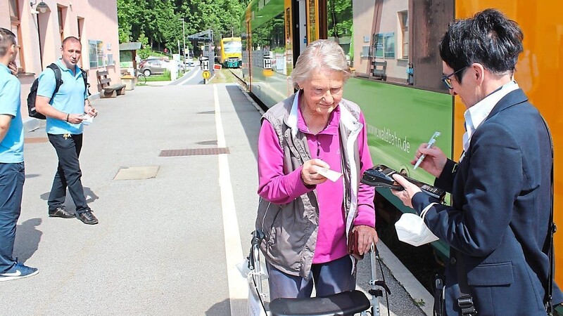 Milda Stuffer (90) kauft von Zugbegleiterin Monika Seidl ein Ticket.