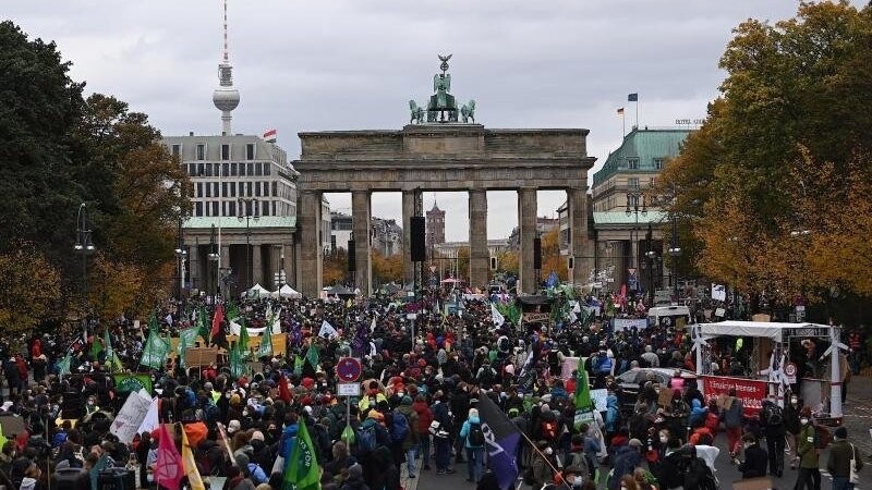 Demonstranten versammeln sich bei Protestaktionen der Klimaschutzinitiative "Fridays for Future" vor dem Brandenburger Tor.