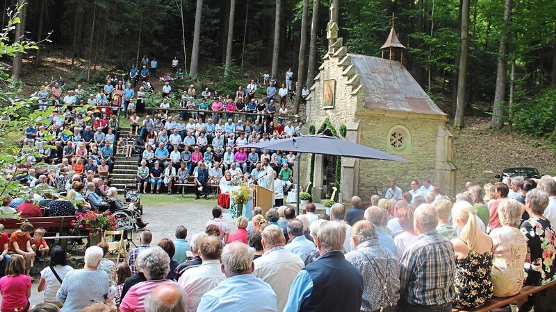 Hunderte Gläubige besuchen den besonderen Gottesdienst in Streicherröhren.