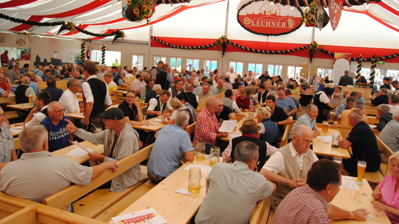 Am Schafkopf-Turnier im Festzelt Lechner am Gäubodenvolksfest haben 220 Spieler teilgenommen.