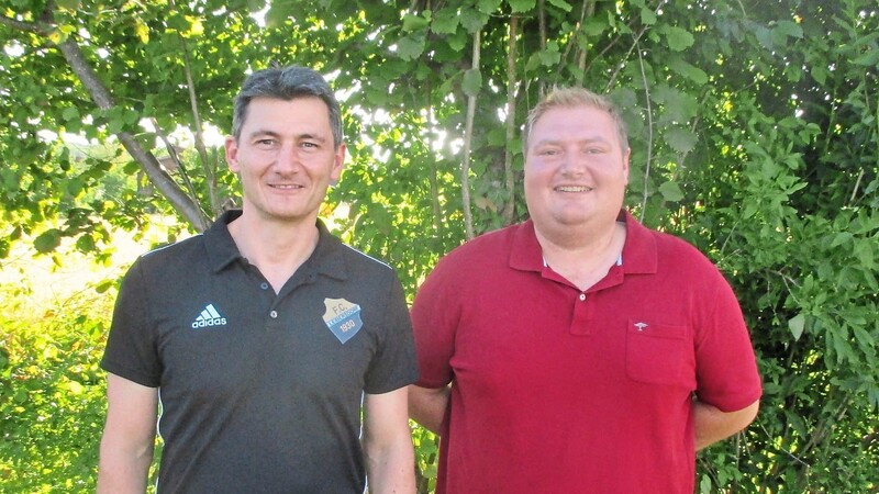 Unter Dach und Fach: Leibersdorfs Sportchef Thomas Fersch (rechts) freut sich über die Vertragsverlängerung mit Stefan Stiegler.
