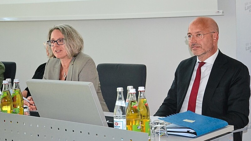 Sabine Hehn, seit drei Wochen Geschäftsführerin des Caritas Krankenhaus St. Lukas, bei ihrem ersten Auftritt im Kreistag; rechts der Wirtschaftsprüfer Harald Reinhart.