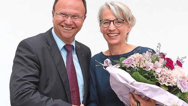 Mit festem Händedruck, Blumen und viel Lob verabschiedet der Ärztliche Direktor Stephan Holmer seine Chefärztin Barbara Kempf.