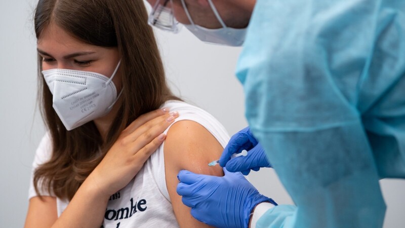 Eine Schülerin einer Abschlussklasse wird Mitte Juli im Impfzentrum an der Messe München geimpft.