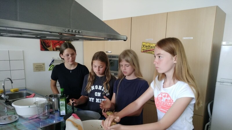 In der Vhs-Küche kochten die Schüler der Klasse 6a der Pindl-Schule aus Lebensmitteln, die noch gut waren, aber nicht mehr verkauft werden konnten, eine leckere Gemüsesuppe mit Kaspressknödel-Einlage.