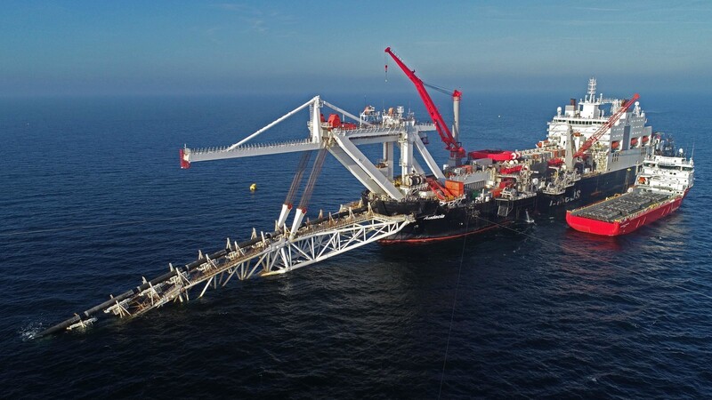 Das Verlegeschiff "Audacia" des Offshore-Dienstleisters Allseas verlegt in der Ostsee vor der Insel Rügen Rohre für die Gaspipeline Nord Stream 2. Das US-Repräsentantenhaus hat Sanktionen gegen Firmen im Zusammenhang mit der Ostsee-Pipeline auf den Weg gebracht.