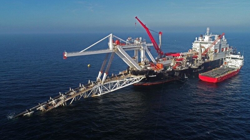 Das Verlegeschiff "Audacia" des Offshore-Dienstleisters Allseas verlegt in der Ostsee vor der Insel Rügen Rohre für die Gaspipeline Nord Stream 2. Das US-Repräsentantenhaus hat Sanktionen gegen Firmen im Zusammenhang mit der Ostsee-Pipeline auf den Weg gebracht.