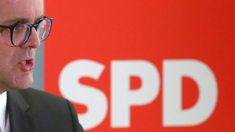 Der Fraktionsvorsitzende der bayerischen SPD-Landtagsfraktion, Markus Rinderspacher, spricht am 19.01.2016 im Schwäbischen Bildungszentrum in Irsee (Bayern) bei einer Pressekonferenz. Vom 19. bis 21. Januar 2016 tagt die bayerische SPD-Landtagsfraktion in Irsee auf ihrer Winterklausur.