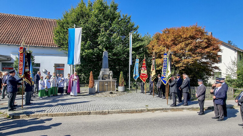 Pfarrer Gonzales betete am Kriegerdenkmal gemeinsam mit den Vereinen für den Frieden.