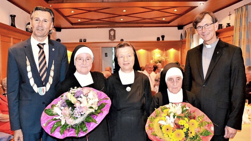 Im Mai 2018 wurden Schwester Oberin Reinlindis (links) und Schwester Caritas (rechts) noch für ihre Verdienste von der Gemeinde geehrt. Ende Juli nehmen beide Abschied von Obertraubling und vom Bruder-Konrad-Haus.