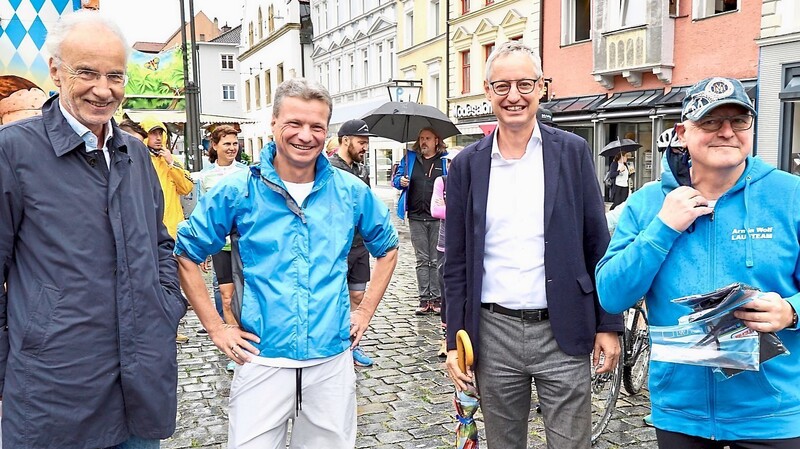 Staatsminister Bernd Sibler (2. v. l.), Prof. Dr. Reinhard Andreesen (links), Oberbürgermeister Markus Pannermayr (2.v.r.) und Armin Wolf stehen hinter dem Projekt.