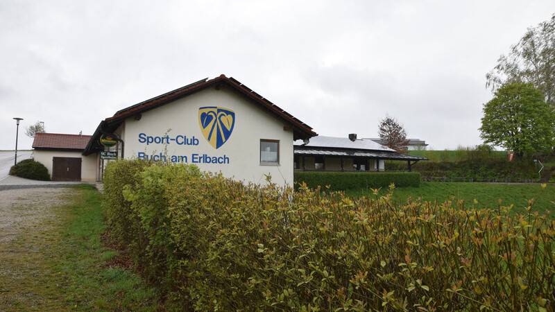 Der SC Buch möchte am Standort des bestehenden alten Sportheims (Foto) ein neues Haus der Vereine errichten. Das Großprojekt könnte aber finanziell noch scheitern.