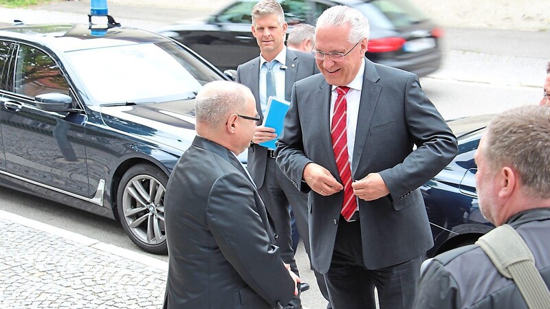 Der Minister wurde bei der Ankunft von Präsident Timo Payer begrüßt.