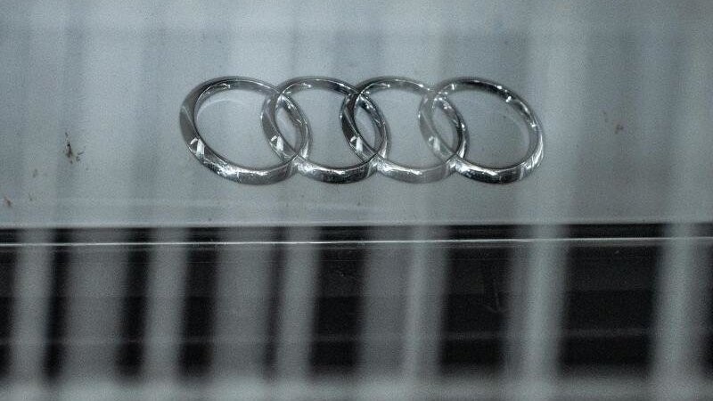 Ein 20 Jahre alter Audi verlor Vorderrad samt Aufhängung.