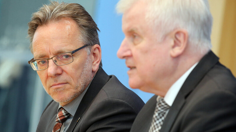 BKA-Präsident Holger Münch (l.) und Innenminister Horst Seehofer stellen die Zahlen zur politisch motivierten Kriminalität 2018 vor.