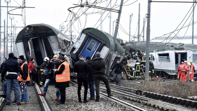 Bei Mailand ist ein Zug entgleist - es gibt mindestens zwei Tote.