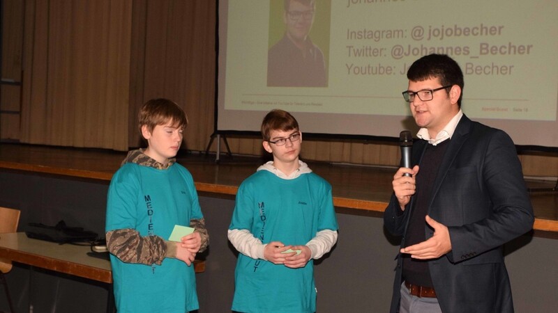 Landtagsabgeordneter Johannes Becher (r.) stand den Medien-Scouts Eric (l.) und Justin (M.) Rede und Antwort.