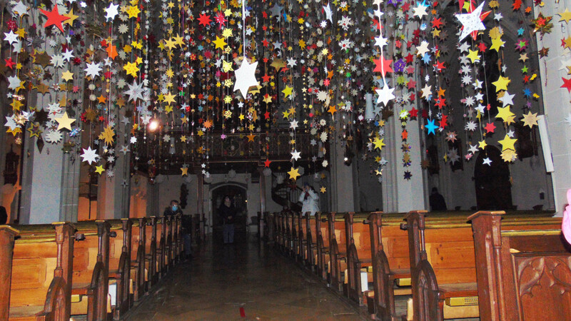 Viele Menschen wollen den bunten Sternenhimmel in der Veldener Pfarrkirche erleben.