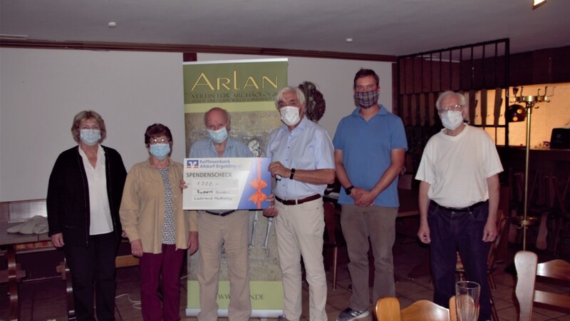 Über einen großzügigen Spendenscheck von Rupert Forster und Edeltraud Mattschey in Höhe von 1 000 Euro durfte sich die ArLan-Vorstandschaft bei der Hauptversammlung freuen.
