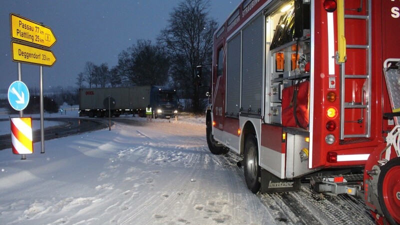 Auf der B8 bei Straubing ist am Dienstagnachmittag ein Lastwagen wegen der Witterung liegen geblieben.