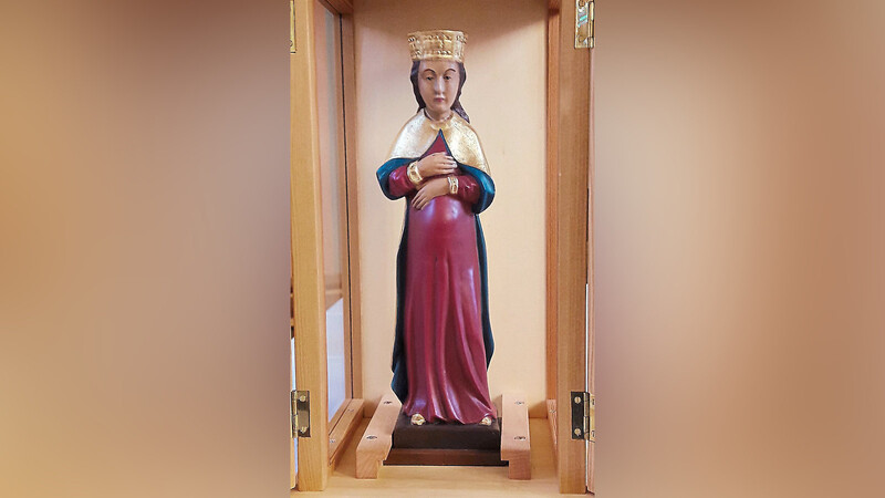 Dieser Figur, die die schwangere Madonna darstellt, kann im Advent eine Herberge gegeben werden.