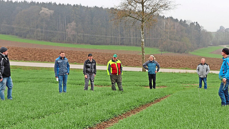 Werkleiter Wolfgang Schmid, ein Teil der Landwirte sowie Berater Jürgen Schwarzensteiner von der Firma Farmtastic Consulting.