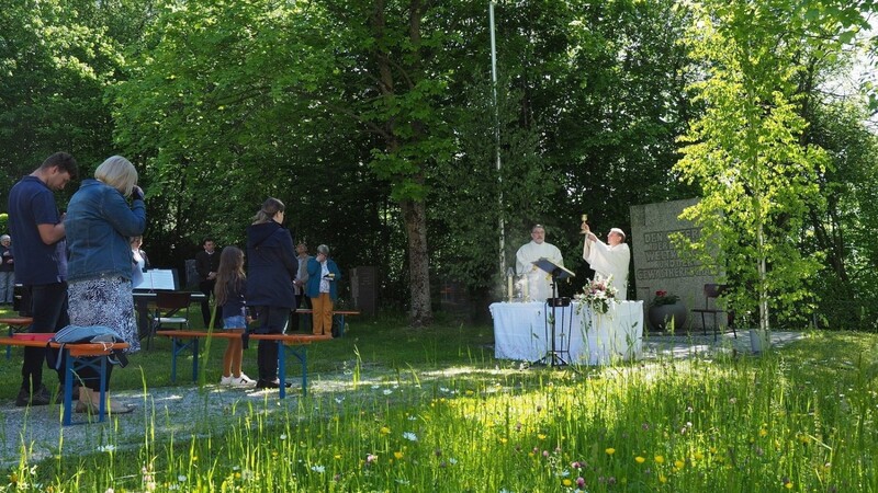 Die Gläubigen feierten vor dem Kriegerdenkmal in Oberglaim.