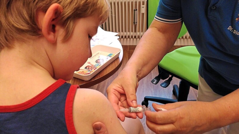 Ein Piks: Impfungen gehören zum Routinealltag jedes Kinderarztes. Seit dieser Woche gibt es den speziellen Corona-Impfstoff für die Unter-Zwölfjährigen. Auch im Landkreis Cham laufen dazu die Impfungen an.