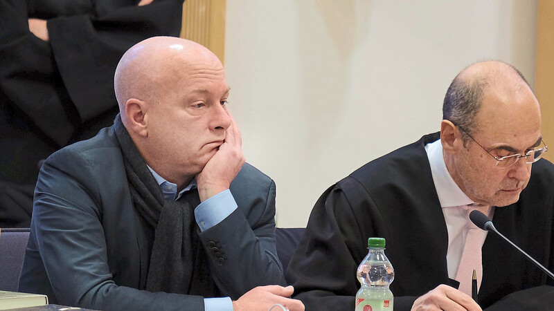 Joachim Wolbergs (l. ) neben seinem Anwalt: Nach der Zeugenaussage verabschiedete sich der OB per Handschlag von Thomas D.