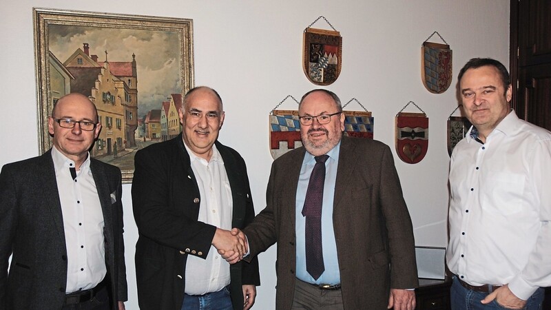 Der Geschäftsführer des Rathauses, Robert Meindl (2.v.l.), die Bürgermeisterkandidaten Sebastian Hutzenthaler (SPD, l.) und Jürgen Simmerl (CSU, r.), gratulierten Bürgermeister Ludwig Robold zur dritten Amtszeit.