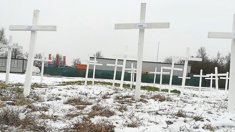 30 Kreuze mit Namen von Brüsseler IS-Terroropfern hat die "Identitäre Bewegung" auf einem Baugelände für eine Moschee in Regensburg aufgestellt. Der Verfassungsschutz warnt vor der rechtsradikalen Gruppierung.