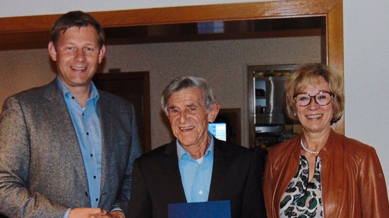 Altbürgermeister Siegfried Ramsauer wurde für 55 Jahre CSU-Mitgliedschaft mit einer Urkunde und einem Geschenk geehrt. Erste Gratulanten waren Bürgermeisterin Staudinger und MdB Erndl.